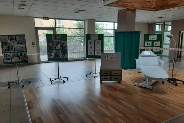 Sala terapeutyczna z przygotowanymi stanowiskami do zajęć i materiałami edukacyjnymi.