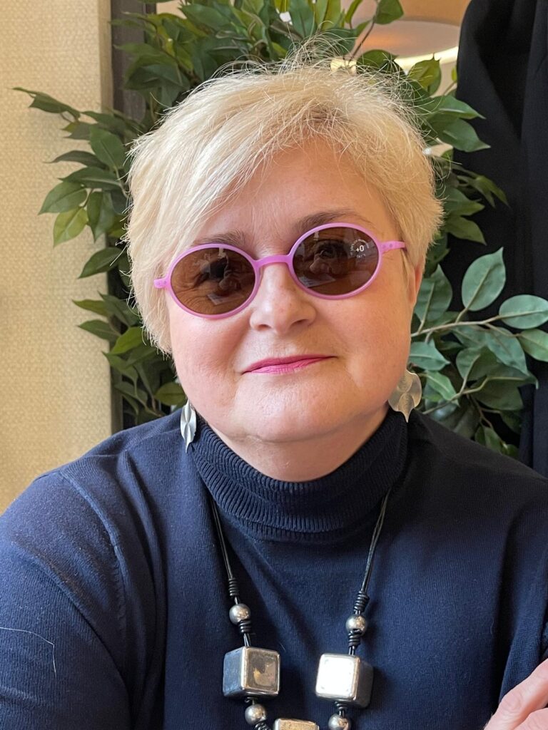 enie na różne dłonie tworzące połączenie, symbolizujące pracę zespołową i jedność na zewnątrz.